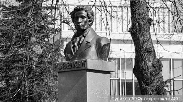 В Финляндии памятник Пушкину решили закрыть брезентом