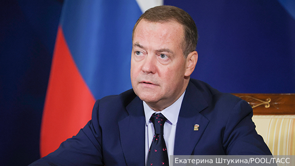 Медведев назвал выданных за границу при обмене россиян предателями