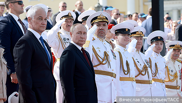 Звонок Белоусова сорвал провокацию Киева на параде в День ВМФ в Петербурге, где был Путин