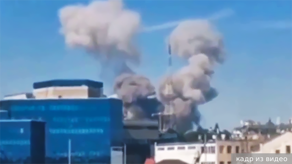 Появилось видео воздушных ударов по одному из районов Киева