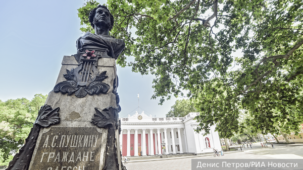 В Одессе решили снести памятники Пушкину и Высоцкому