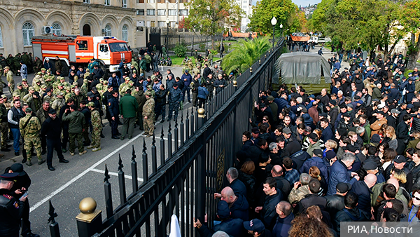 Оппозиция в Абхазии прорвалась в парламент, протаранив ограждения