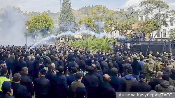 В Абхазии силовики начали покидать территорию у занятого протестующими парламента