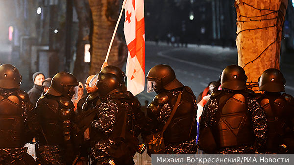 Власти Грузии объяснили первую ночь протестов без столкновений