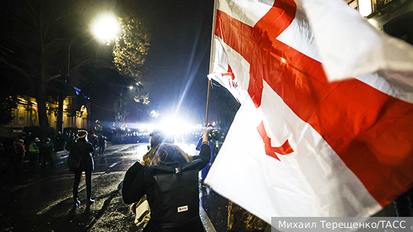 На акциях протеста в Тбилиси стали публично мочиться