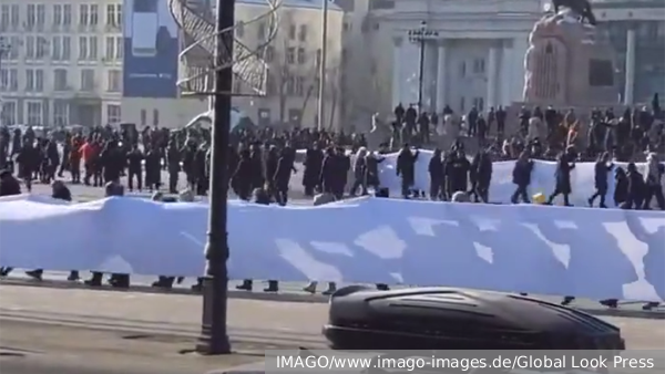 Протестующие в Улан-Баторе перекрыли центральный проспект