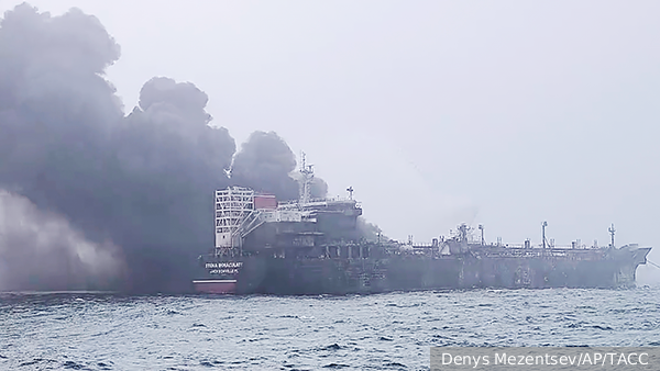Танкер с топливом для ВМС США загорелся после столкновения с контейнеровозом у берегов Британии
