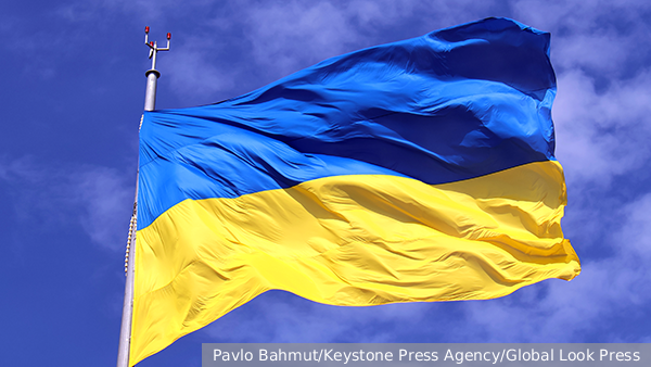В Польше сорвали украинский флаг со здания мэрии