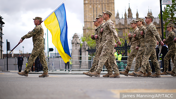 Украинские военные прошли по навозу на параде в Лондоне