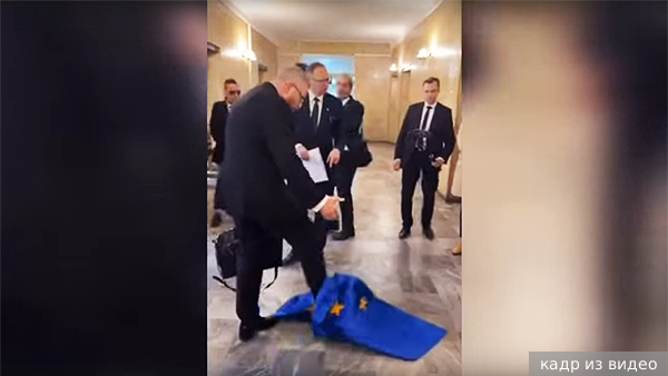 Кандидат в президенты Польши растоптал флаг Евросоюза