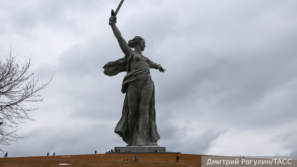 Копия «Родины-матери» в сандалиях возмутила жителей Петербурга