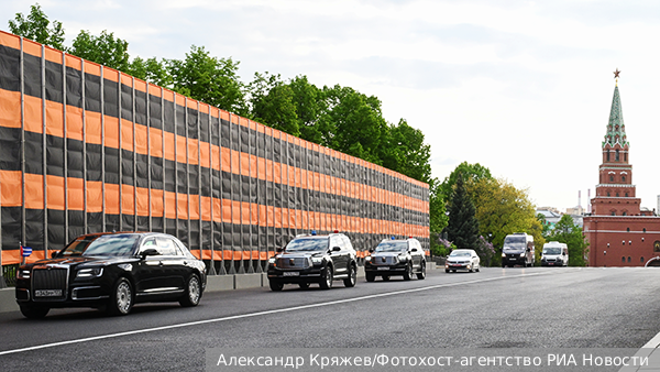 Иностранных лидеров в Кремле встретили гигантской георгиевской лентой