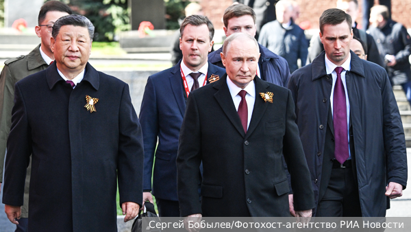 Путин в окружении мировых лидеров прибыл на парад Победы