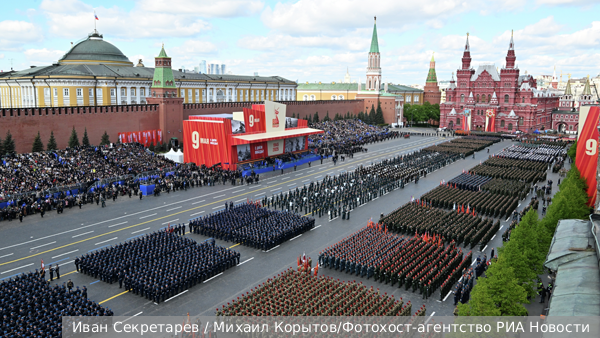 На Красной площади в Москве начался парад Победы