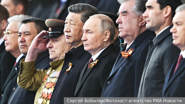 Путин и мировые лидеры заняли места на трибуне рядом с ветеранами
