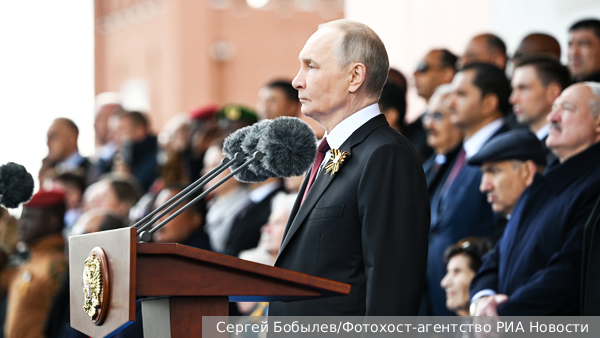 Путин на параде объявил минуту молчания