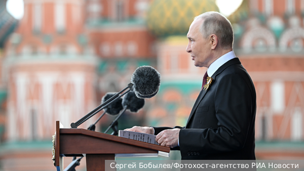 Путин назвал День Победы самым главным праздником России