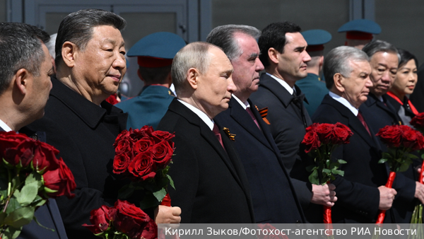 Путин с иностранными лидерами возложил цветы к Могиле Неизвестного Солдата
