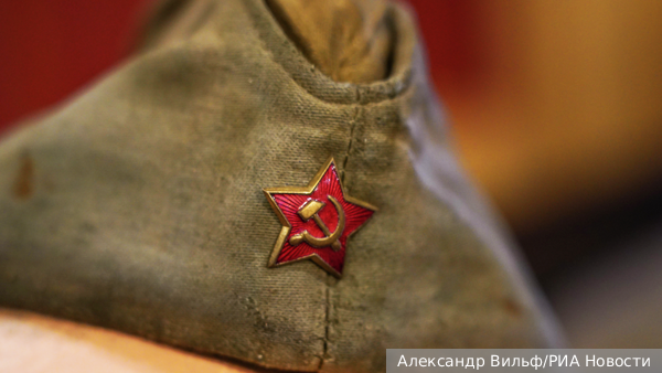 Полиция в Киеве задержала женщину за пилотку с красной звездой