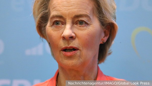 Фон дер Ляйен оказалась на акции с российскими флагами и песней «День Победы»