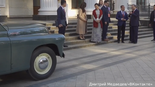 Медведев продемонстрировал генсеку ЦК компартии Вьетнама автомобиль «Победа»