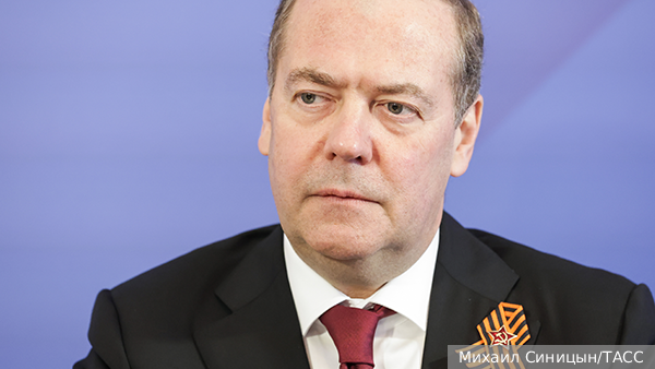Медведев призвал Зеленского вспомнить слова о параде Победы