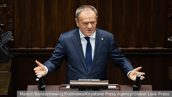 Туск заявил о якобы причастности российских спецслужб к поджогу крупнейшего ТЦ Варшавы