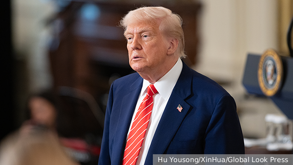 Трамп украсил Овальный кабинет собственной статуей