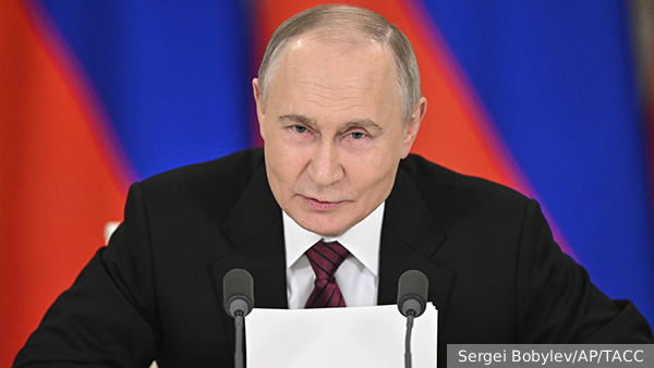 Путин поручил создать список из 100 лучших фильмов для школ России
