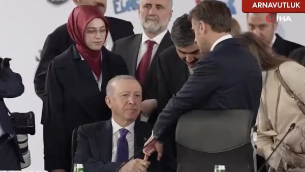 Эрдоган поймал Макрона за руку