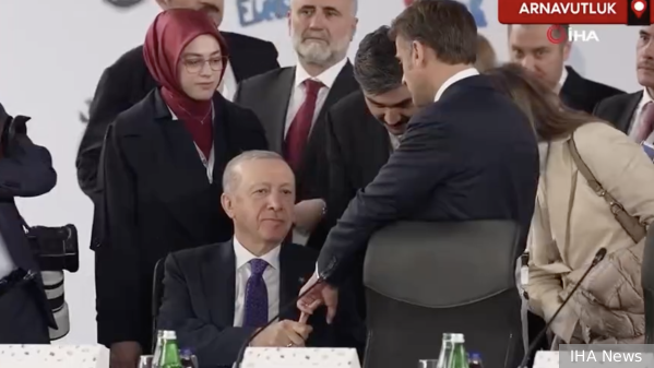 https://mikro-makro.net/test/erdogan-poymal-makrona-za-ruku-i-ne-otpuskal-desyat-sekund