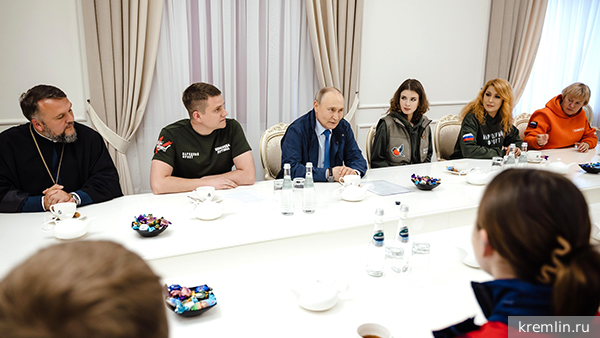 Путин поддержал продление выплат жителям Курской области