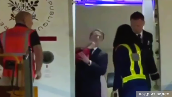 Опубликовано видео пощечины Макрону от жены