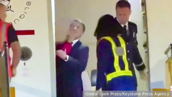 Пушков заявил о показной суперуверенности Макрона после пощечины