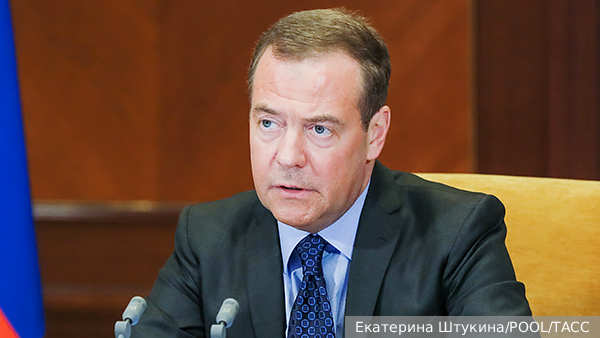 Медведев: Зеленский стремится легитимизироваться через встречу с Путиным