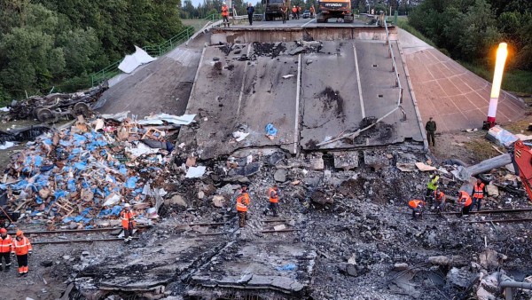 Железнодорожные пути под Брянском расчистили после обрушения автомоста