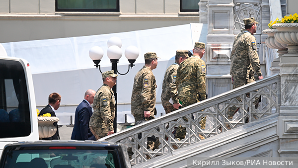 Члены украинской делегации прибыли на переговоры в военной форме