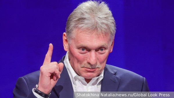 Песков на кинопремьере назвал футбол гордостью и болью России