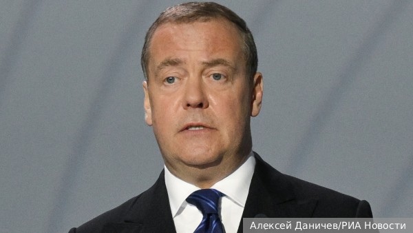 Медведев ответил на упреки в «ядерной истерии» после атаки Израиля на Иран