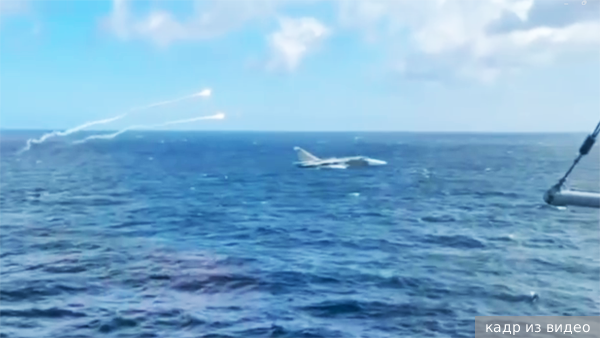 Появилось видео пролета Су-24 ВКС России рядом с кораблем ВМС США