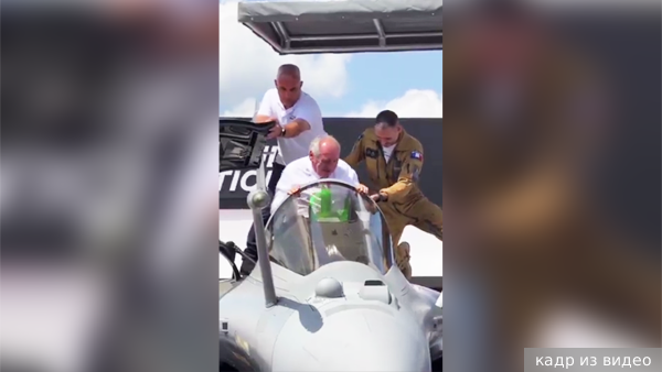 Премьер Франции застрял в истребителе Rafale на авиасалоне