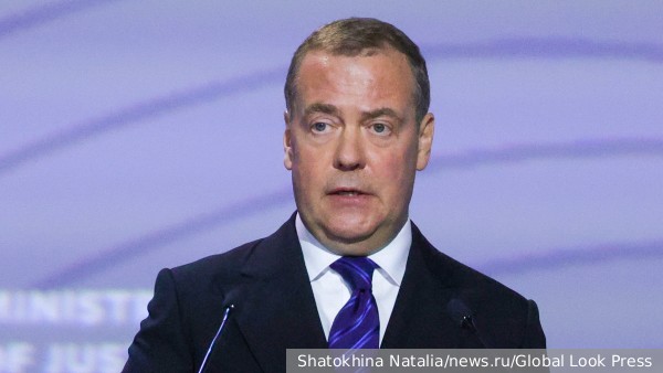 Медведев: После удара США ряд стран готовы передать Ирану ядерные боезаряды
