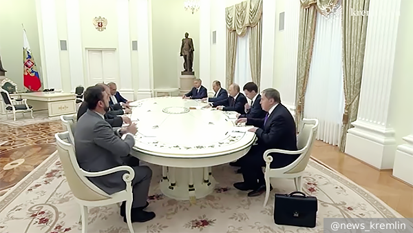 Путин начал переговоры с главой МИД Ирана Арагчи в Кремле