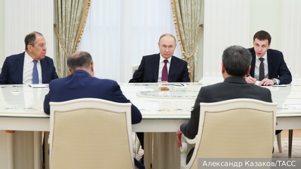Песков сообщил детали переговоров Путина и главы МИД Ирана Аракчи