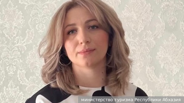 В Абхазии уволили оскорбившую российских туристов чиновницу