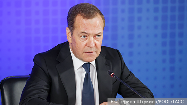 Медведев ответил на предостережение Трампа о передаче Ирану ядерного оружия