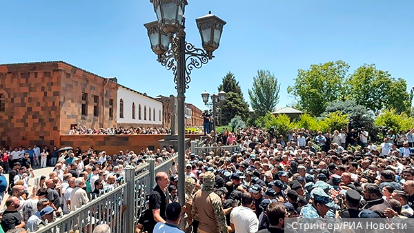 В Армении возбудили уголовное дело против верующих за защиту архиепископа