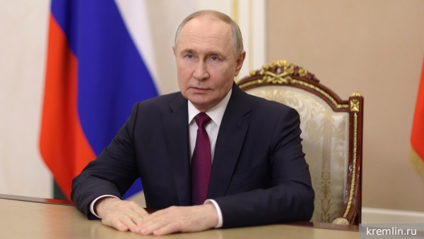 Путин поздравил выпускников российских школ