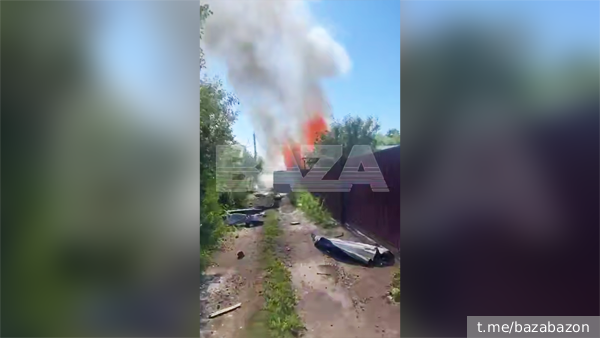 Легкий самолет упал на дом в садовом товариществе в Казани