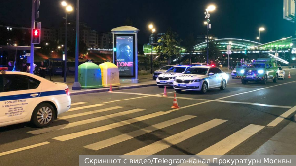 Кроссовер въехал в переходивших дорогу пешеходов на Бережковской набережной 